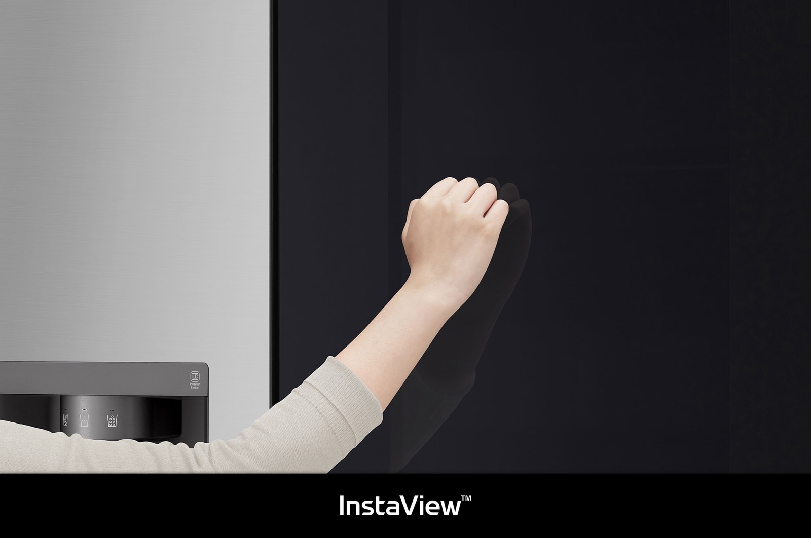 Réfrigérateur Américain InstaView LG GSGV80PYLD Argent Premium: une main frappe sur le panneau de verre InstaView pour illuminer l'intérieur sans ouvrir la porte.