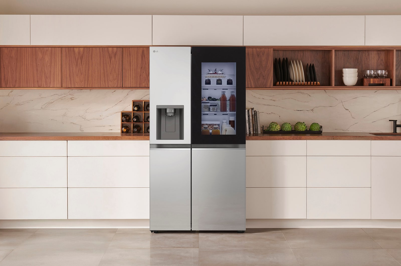Réfrigérateur Américain InstaView LG GSGV80PYLD Argent Premium avec distributeur d'eau et de glace, intégré élégamment dans une cuisine moderne aux armoires blanches et en bois.