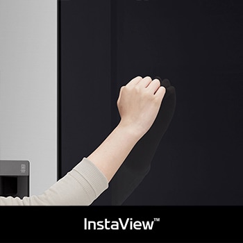 Réfrigérateur Américain InstaView LG GSGV80PYLD Argent Premium: une main frappe sur le panneau de verre InstaView pour illuminer l'intérieur sans ouvrir la porte.