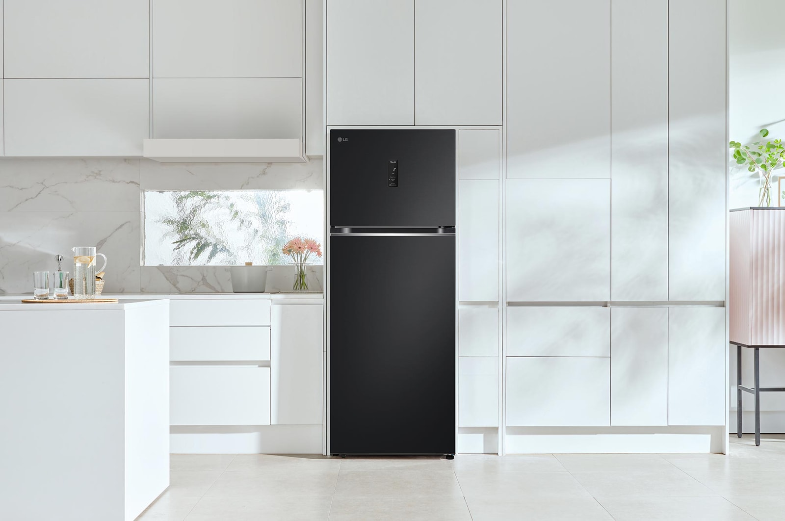 Réfrigérateur Top-Freezer LG GTBV44EPBKD Noir Acier, intégré élégamment dans une cuisine moderne, minimaliste et blanche, mettant en valeur son design épuré.