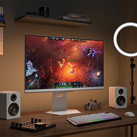 Moniteur Gaming LG UltraGear 32G810SA dans un bureau à domicile moderne, affichant l'interface webOS Home Hub et son design minimaliste.