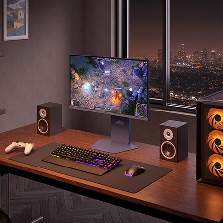Moniteur Gaming LG UltraGear 27G850A dans un setup de jeu nocturne, affichant un gameplay intense et son design élégant et ergonomique.