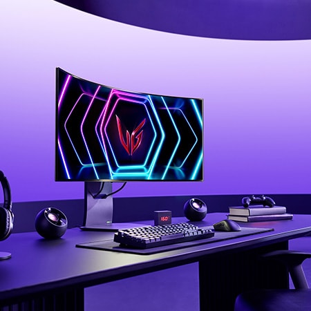 Moniteur Gaming LG UltraGear 39GS95QE dans une installation de jeu moderne, présentant son écran incurvé et immersif de 39 pouces et son design de support élégant.