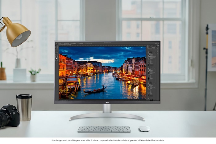 Moniteur LG 27UP850K au design blanc/argent placé sur un bureau lumineux, affichant un logiciel de retouche photo et soulignant la qualité d'image 4K précise et nette.