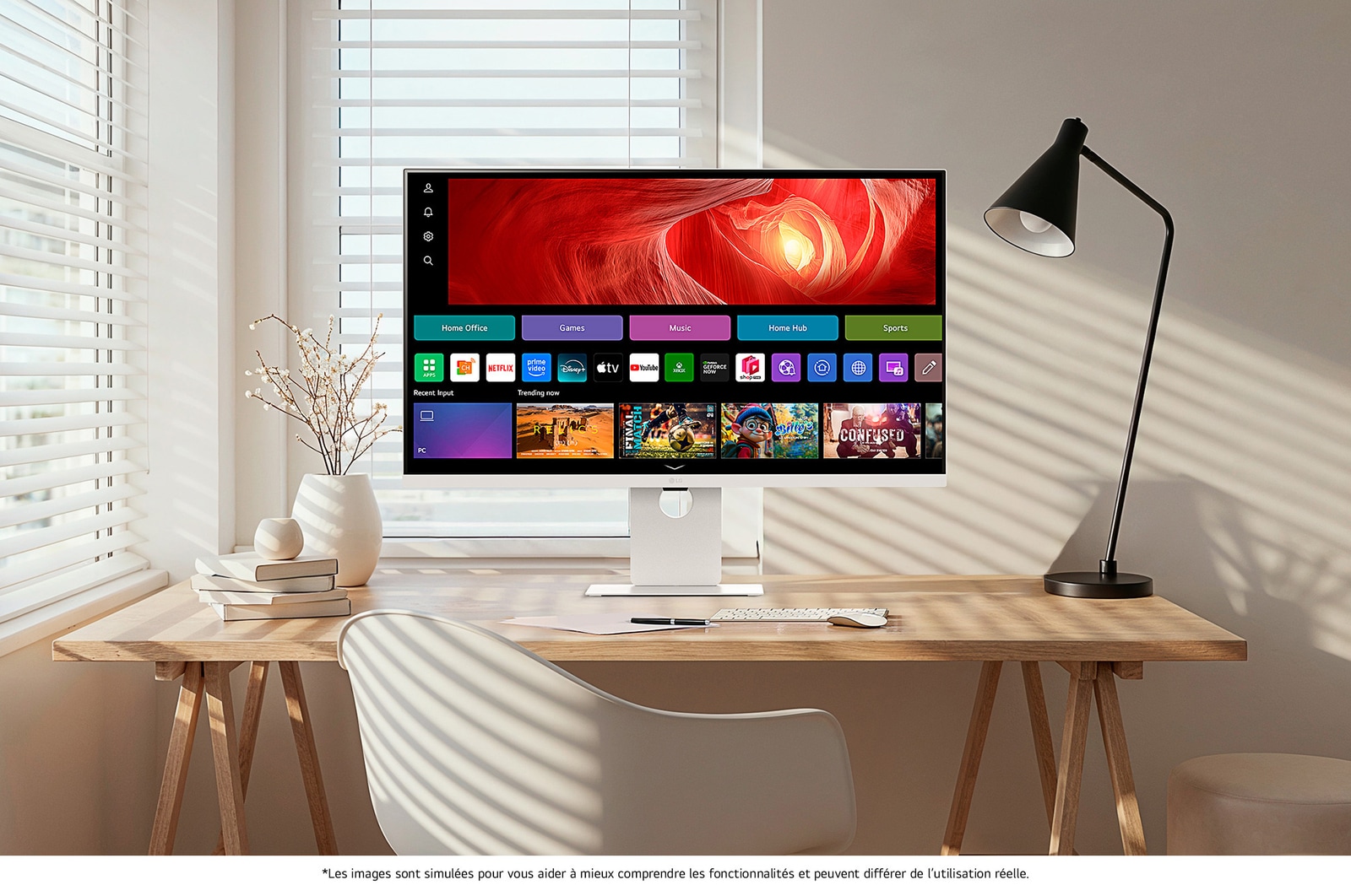 Moniteur LG 37U730SA au fini blanc dans un bureau à domicile moderne, affichant l'interface webOS avec applications de streaming et outils de productivité pour un équilibre travail-divertissement polyvalent.