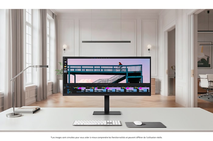 Le LG UltraWide™ Monitor 34U650A Noir est intégré dans un bureau élégant, affichant une ligne de temps vidéo pour l'édition professionnelle sur l'écran UltraWide™.