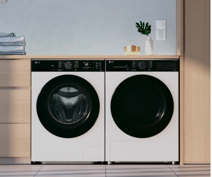 Image d’une machine à laver et d’un sèche-linge LG, installés dans une maison à déco intérieure en bois.