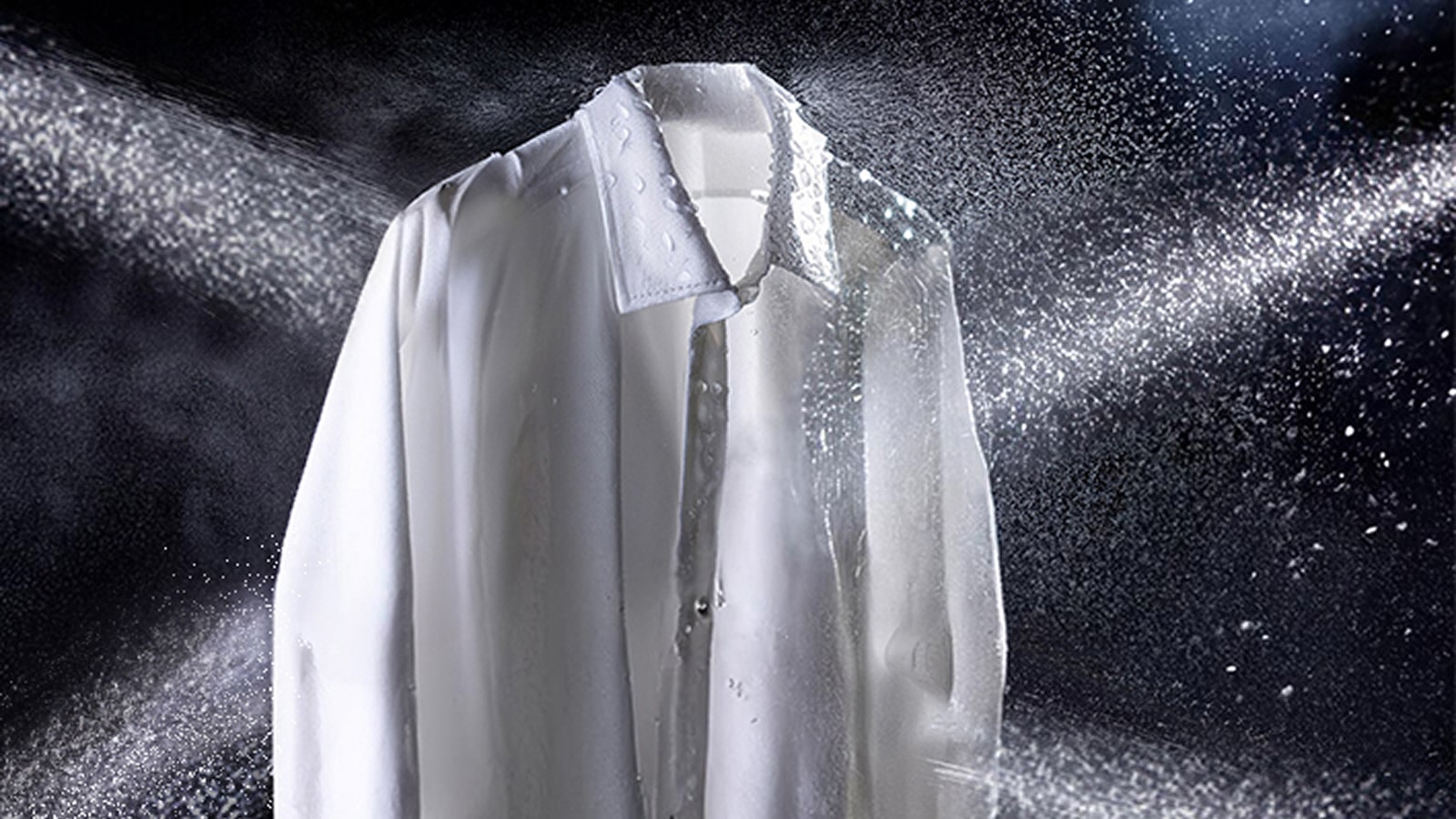 Image d’une chemise blanche éclaboussée d’eau dans 4 directions différentes.