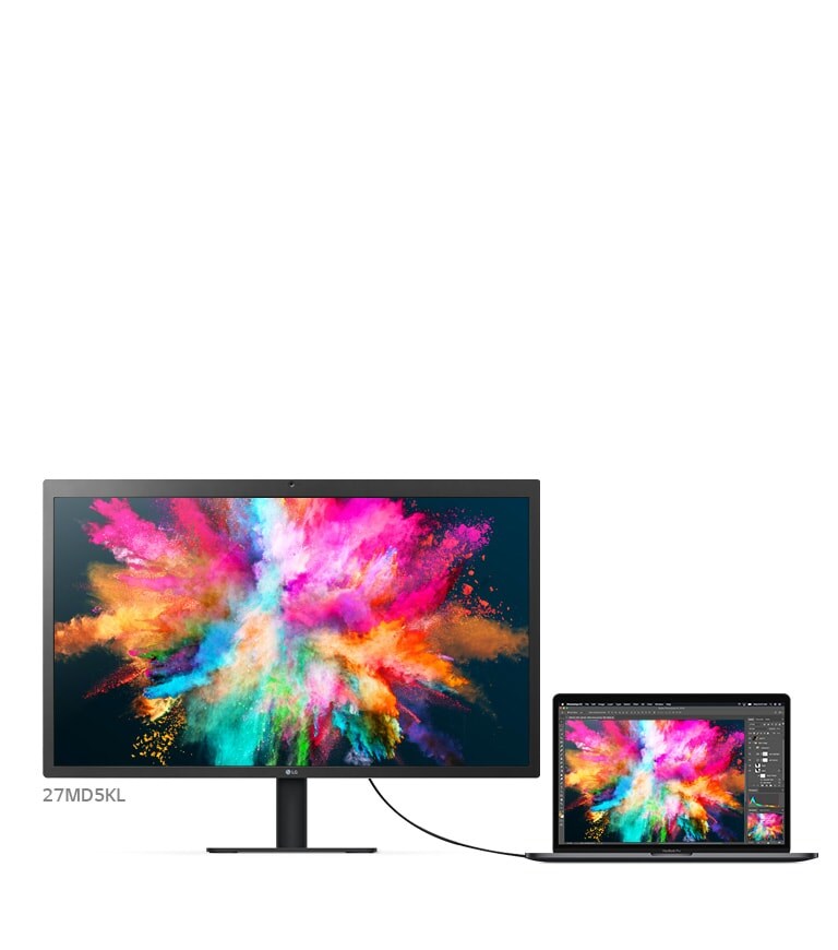 Un moniteur LG UltraFine™ 27MD5KL de face, branché à un pc mac, l'écran du pc MacBook Pro et du moniteur montrent le visuel d'un nuage de couleurs vives et nettes