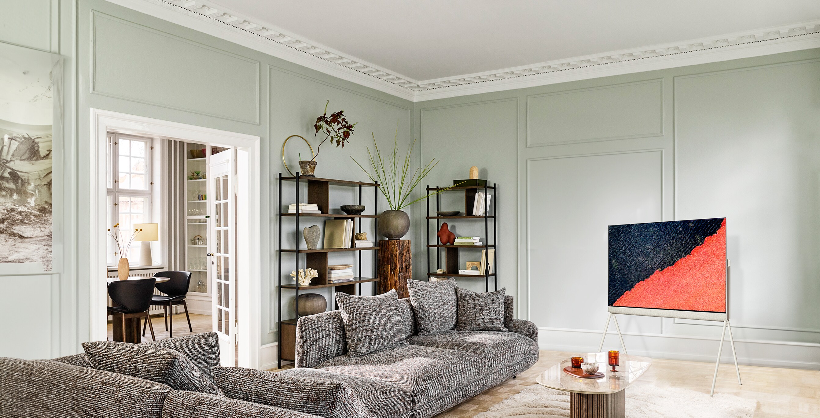 TV OLED Posé installé dans un salon BoConcept Text: 