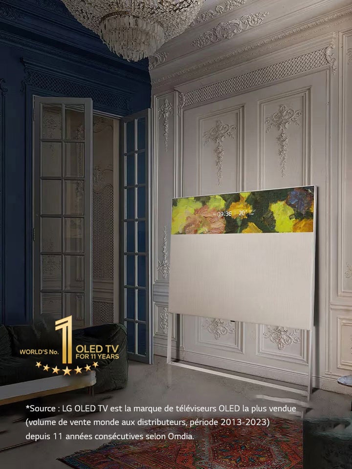 EASEL avec affichage en ligne, adossé à un mur orné de moulures décoratives. Il se trouve à côté d'un tableau accroché au mur et derrière un tapis aux motifs complexes. L’emblème 11 ans N°1 mondial des téléviseurs OLED.