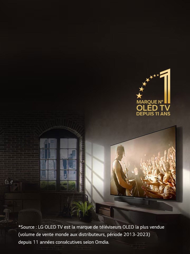 Image du LG OLED C3 et de la barre de son sur le mur d’un appartement citadin projetant un concert de musique à l’écran. Le logo 10 ans N°1 mondial des téléviseurs OLED est également visible à l’image.