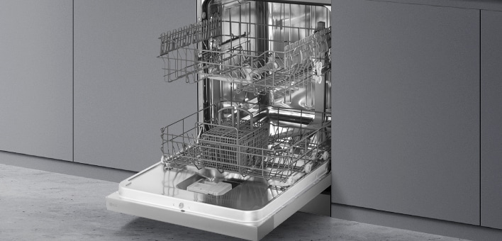 Un lave-vaisselle est installé dans la cuisine, et l'intérieur entièrement en acier inoxydable est bien visible.