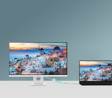 Une photo montrant un moniteur intelligent connecté à un ordinateur portable via USB-C, présentant le chargement et le transfert de données.