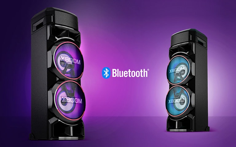 Deux enceintes LG XBOOM se faisant face Ã  des angles en diagonale sur fond violet avec le logo Bluetooth au milieu.