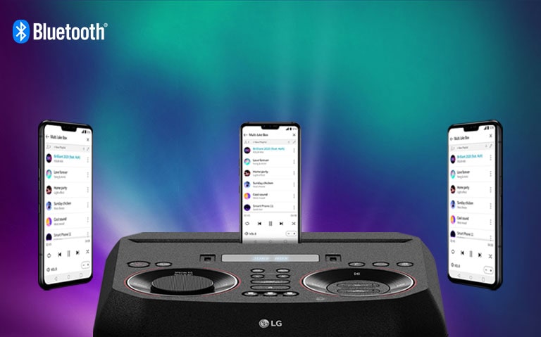 Un smartphone est posé sur l’enceinte LG XBOOM et deux autres appareils similaires encadrent l’enceinte. Le logo Bluetooth est situé en haut à gauche de l’image.