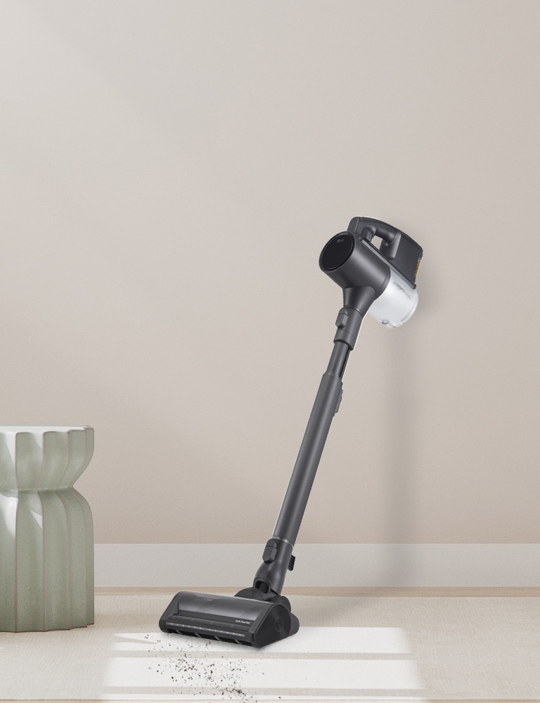 Aspirateur-balai appuyé contre le mur.
