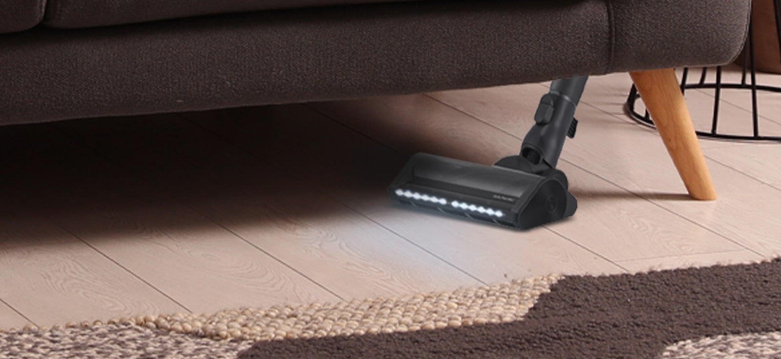 La buse large et fine avec lumière LED est conçue pour faciliter le nettoyage grâce à sa grande largeur et sa hauteur fine.