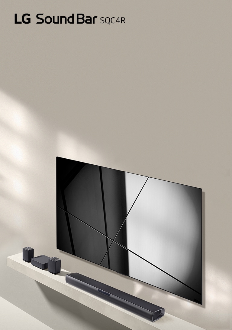La LG Sound Bar SQC4R et le téléviseur LG sont placés ensemble dans le salon. Le téléviseur est allumé, affichant une image graphique.