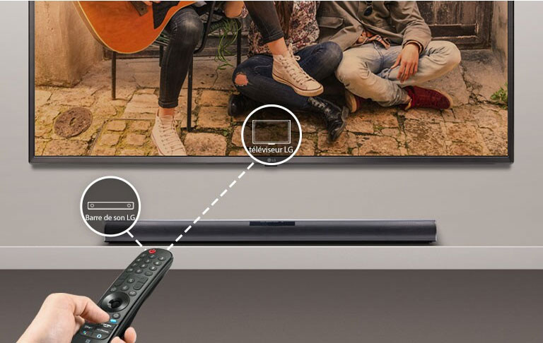 On peut voir une télécommande LG dans la main d’une personne, commandant le téléviseur et la barre de son simultanément. On peut voir des icônes de téléviseur LG et de barre de son LG.