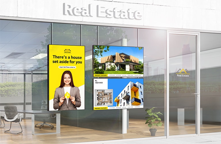 À l’intérieur du bureau d’une agence immobilière entièrement vitrée, les « Écrans Haute Luminosité Window Facing » sont installés verticalement et horizontalement directement sur la vitrine. Grâce à la haute luminosité des écrans, les publicités diffusées sont très visibles même de l’extérieur et sous un soleil brillant.