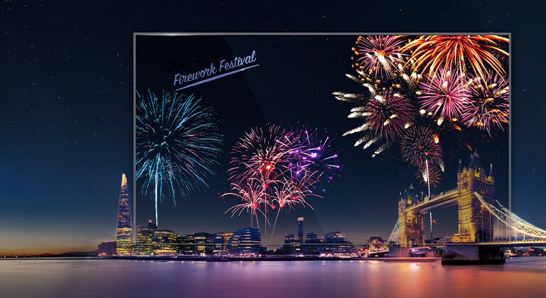 L’affichage LG OLED transparent  montre de façon éclatante les feux d’artifice. L’écran devient plus coloré, en harmonie avec la vue nocturne réelle en arrière-plan.