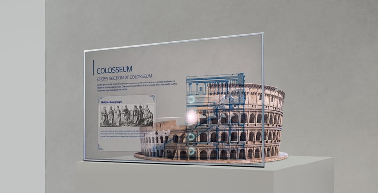Des informations liées au Colisée sont affichées sur un écran OLED transparent installé devant une maquette du monument.