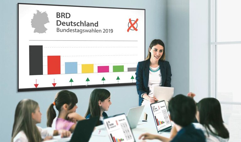 Un professeur donne un cours et l’affichage sur l’écran est partagé sur tous les ordinateurs portables des étudiants.