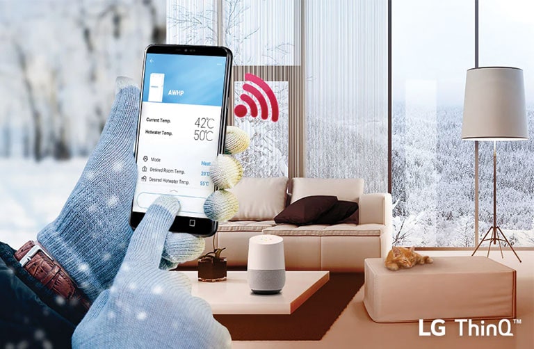 Tenant un smartphone et utilisant la fonction LG ThinQ