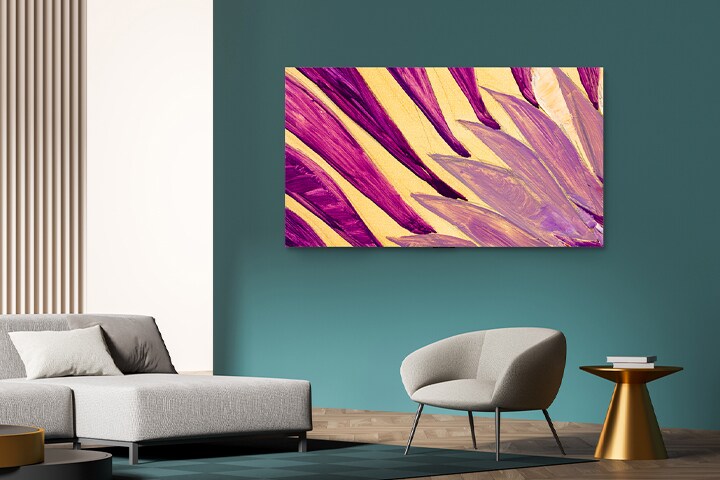 Une TV est installée sur un mur d’hôtel et l’écran de TV montre une œuvre d’art.