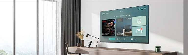 Les contenus de l’hôtel tels que l’application Netflix s’affichent sur le téléviseur à l’intérieur de la chambre d’hôtel.