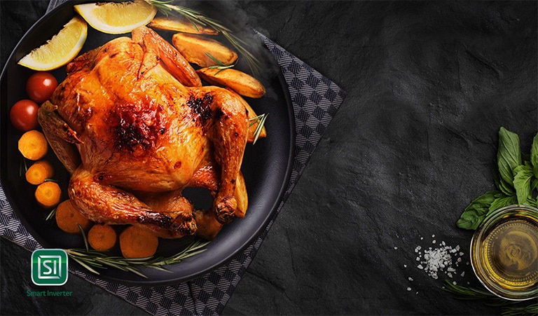 Un plat avec du poulet, des carottes et des pommes de terre