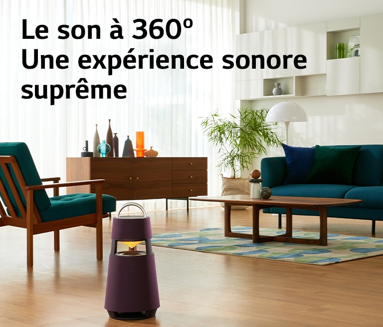 Image d’une femme assise sur un canapé écoutant de la musique grâce à une enceinte XBOOM 360 posée devant elle.