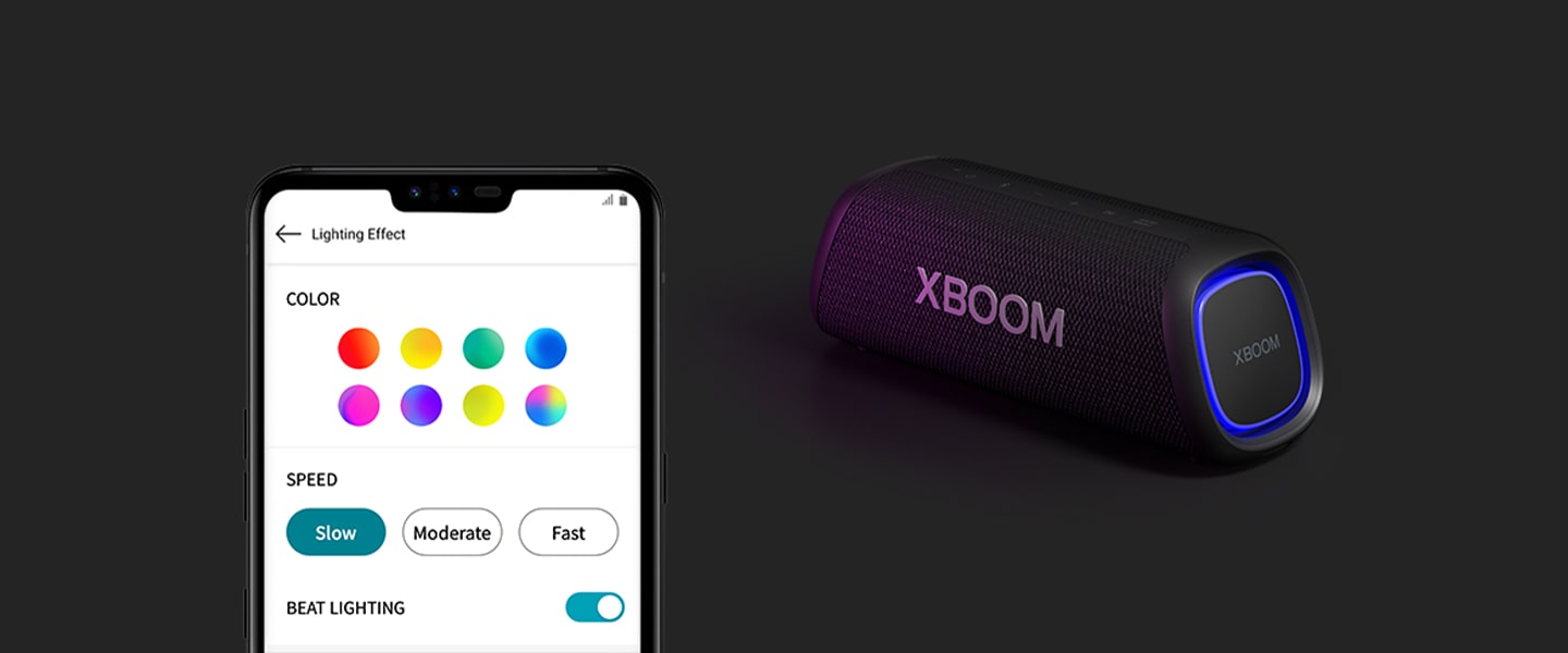 À gauche, l’interface utilisateur Mon style est affichée. La LG XBOOM Go XG5 émettant de la lumière violette est placée sur le sol