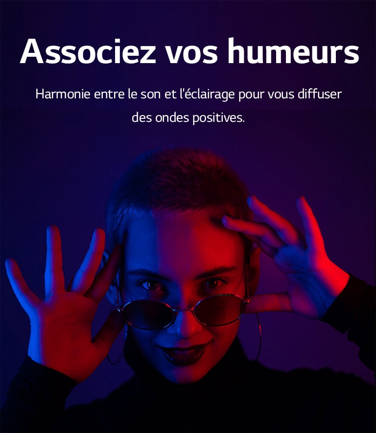 Une femme prend la pose sous un éclairage vif.
