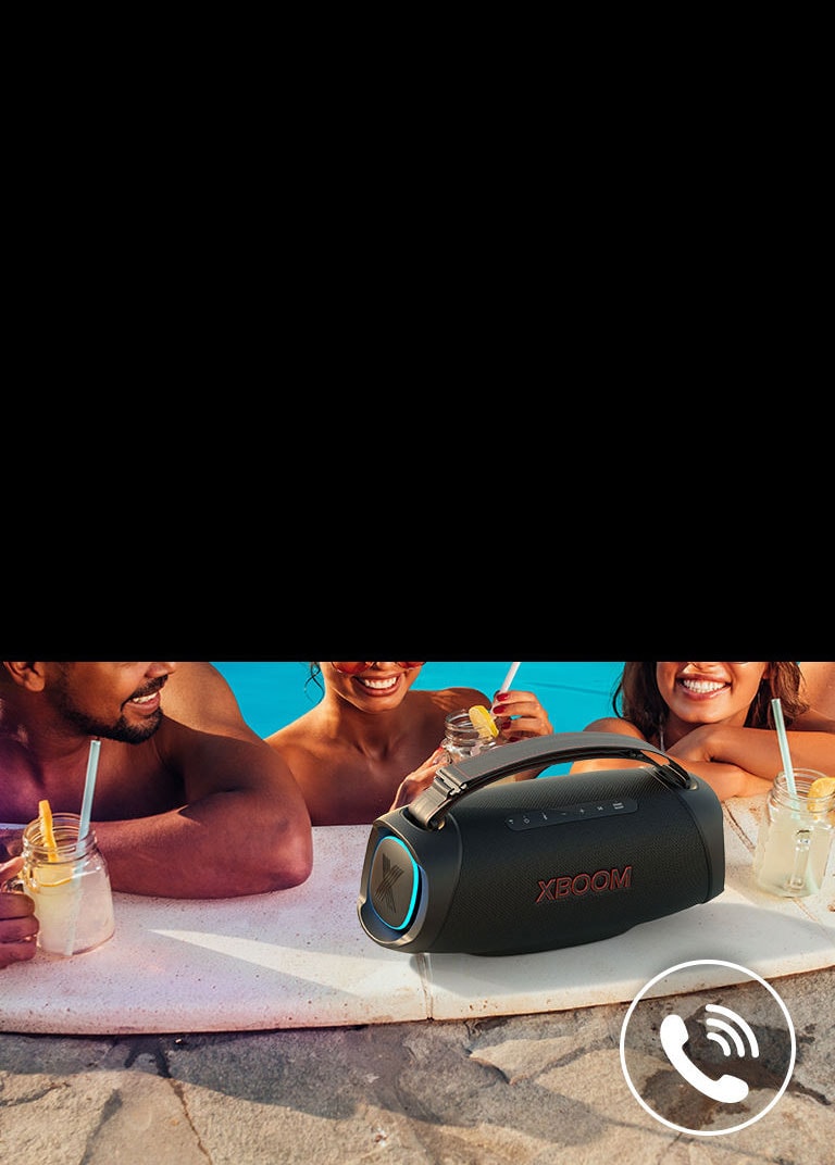La LG XBOOM Go XG8T est placée au bord de la piscine. Trois personnes parlent à travers le haut-parleur dans la piscine.