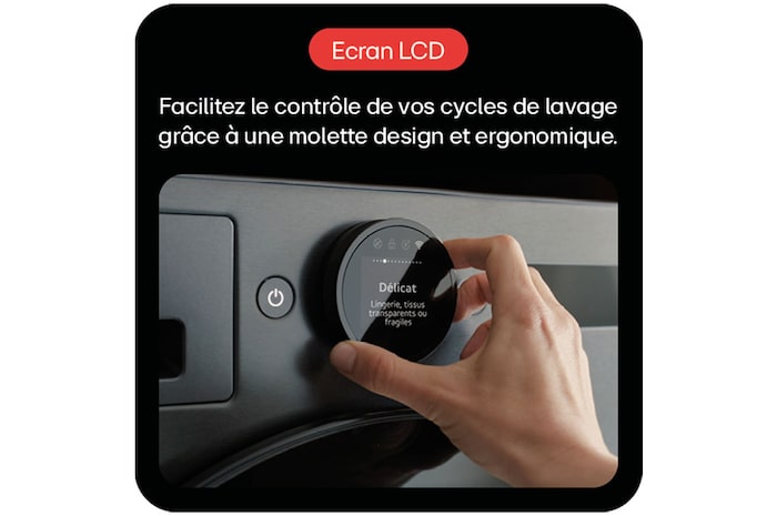 Une machine à laver posée dans une salle de bain, connectée à des tuyaux visibles avec un mur carrelé en arrière-plan.