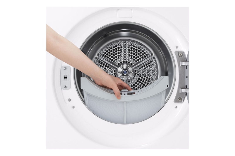 Main retirant le filtre à charpie d’un sèche-linge frontal pour l’entretien régulier.