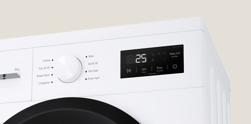 Detailní pohled na ovladač a panel pračky	