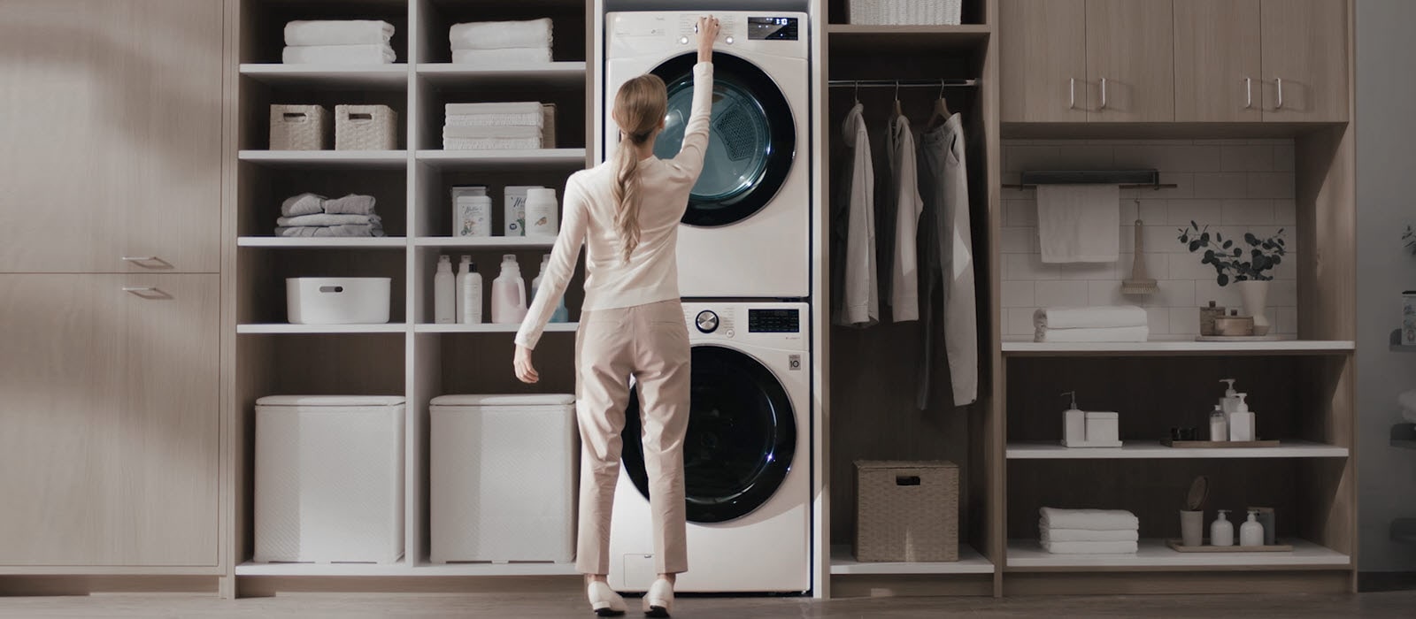 La première image est une combinaison de deux images, l’une représentant un lave-linge et un sèche-linge blancs de style ancien, empilés l’un sur l’autre et installés dans une unité murale, et l’autre une WashTower de LG installée dans une unité murale. Une ligne en pointillés et une icône représentant un cercle rouge au centre avec des flèches indiquent que vous pouvez vous déplacer de gauche à droite pour voir chaque image dans son intégralité.