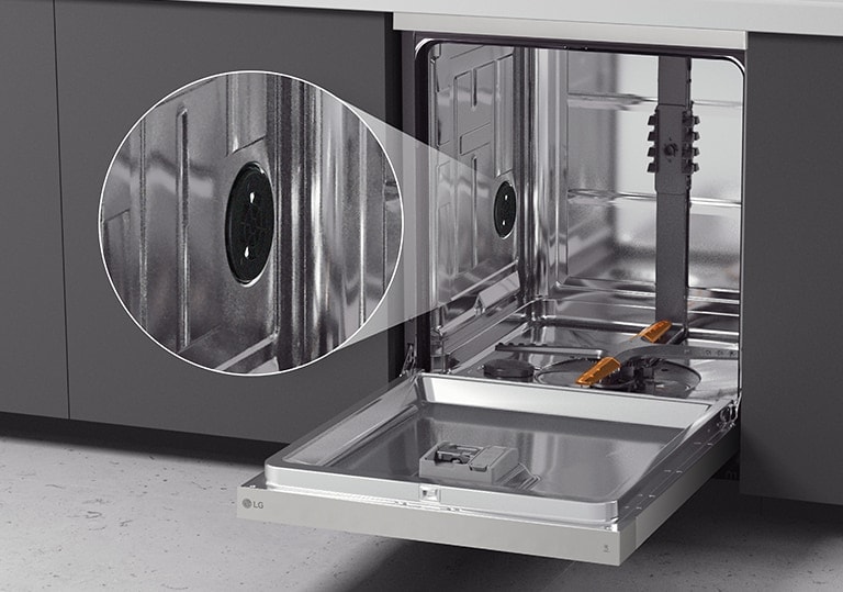 L'intérieur en acier inoxydable est visible dans le lave-vaisselle installé dans la cusine.