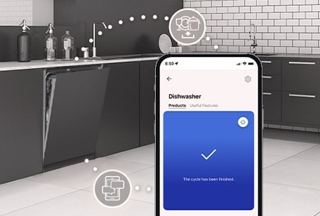 Un intérieur de cuisine équipée d’un lave-vaisselle en pose libre entrouvert et une notification de cycle terminé affichée sur l’application LG ThinQ™.	