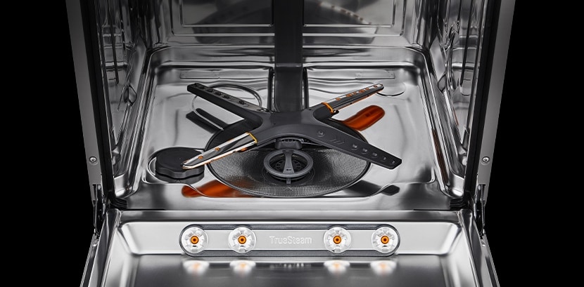 L’intérieur en acier inoxydable du lave-vaisselle.	
