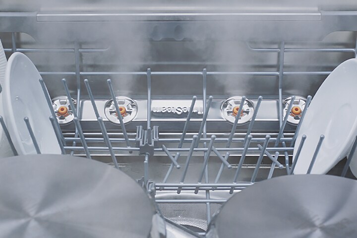 Plusieurs types de plats lavés à la vapeur en utilisant la technologie True Steam du lave-vaisselle en pose libre de LG.