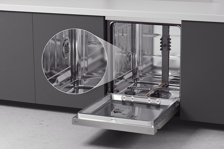 Lave-vaisselle en pose libre LG ouvert dans la cuisine, mettant en valeur son intérieur entièrement en acier inoxydable. 
