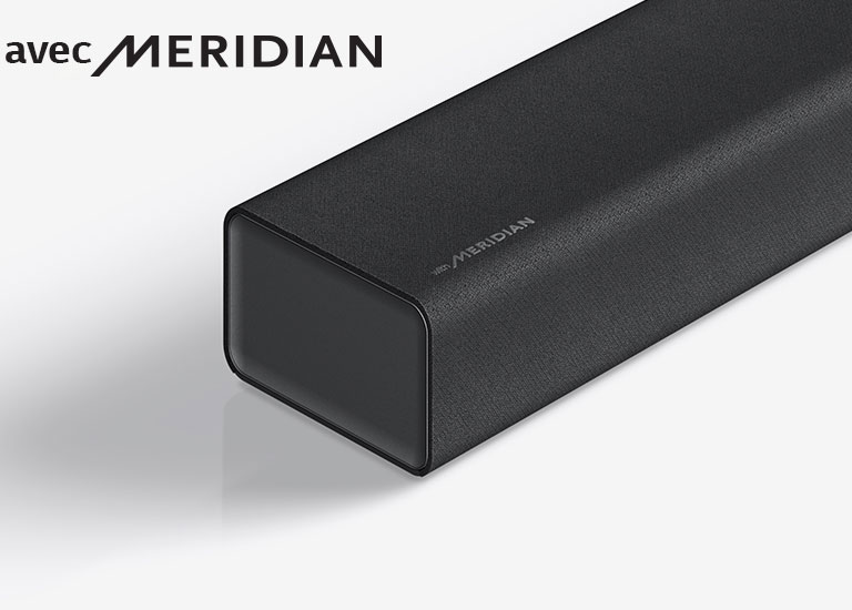 Gros plan sur le côté gauche de la barre de son LG, avec le logo Meridian en bas à gauche sur un produit.