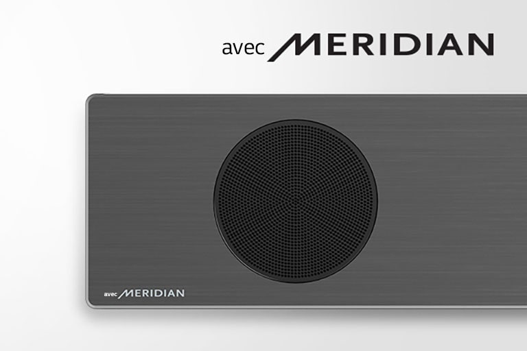 Gros plan de la barre de son LG sur le côté gauche, avec le logo Meridian en bas à gauche. Un logo Meridian plus grand apparaît au-dessus du produit.