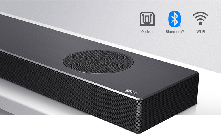 Gros plan sur le côté droit de la barre de son LG où l'on voit le logo LG et les boutons de contrôle. Les icônes HDMI, Optique, Bluetooth et Wi-Fi sont visibles au-dessus du produit.