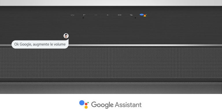 Gros plan sur le panneau supérieur de la barre de son LG avec les commandes audio et le logo Assistant Google. Avec une bulle de dialogue de commande vocale de Google pour augmenter le volume.