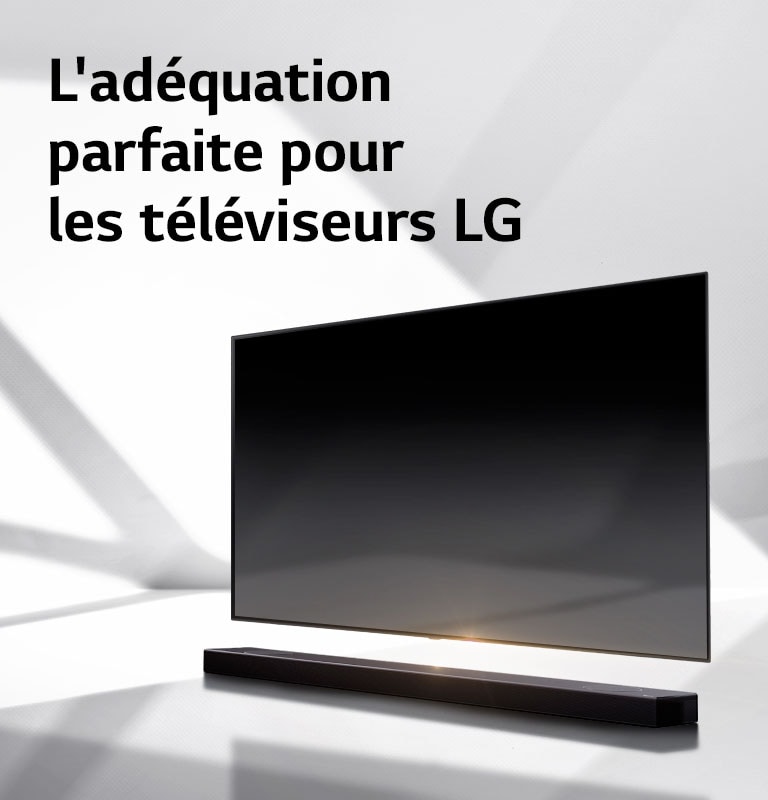 Une barre de son et un téléviseur sont placés sur un sol blanc et une ombre se projette depuis l’extérieur juste derrière.